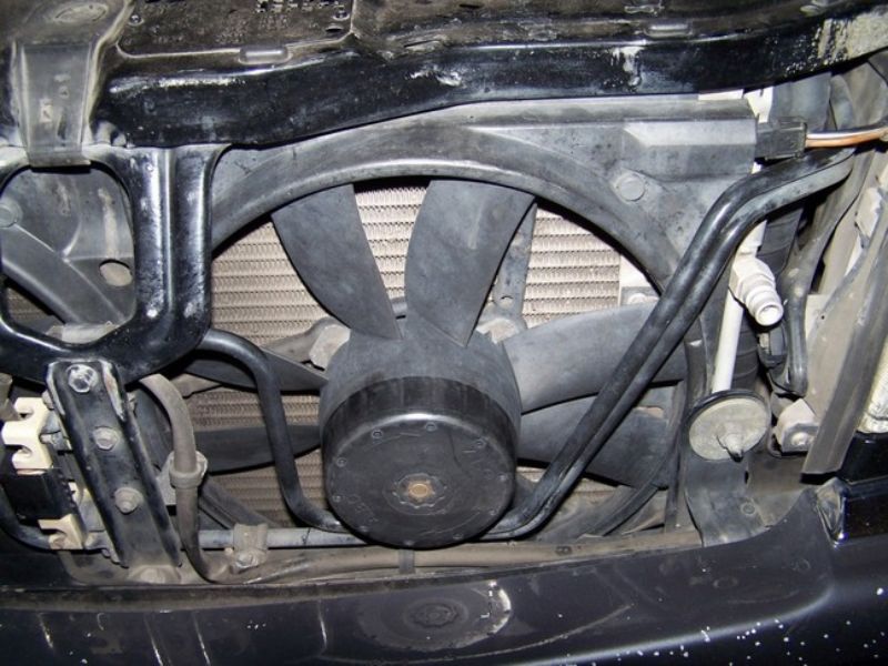 Nguyên nhân máy lạnh xe hơi thổi ra hơi nóng & cách xử lý triệt để 5 Quạt dàn nóng không quay khiến điều hòa thổi gió nóng