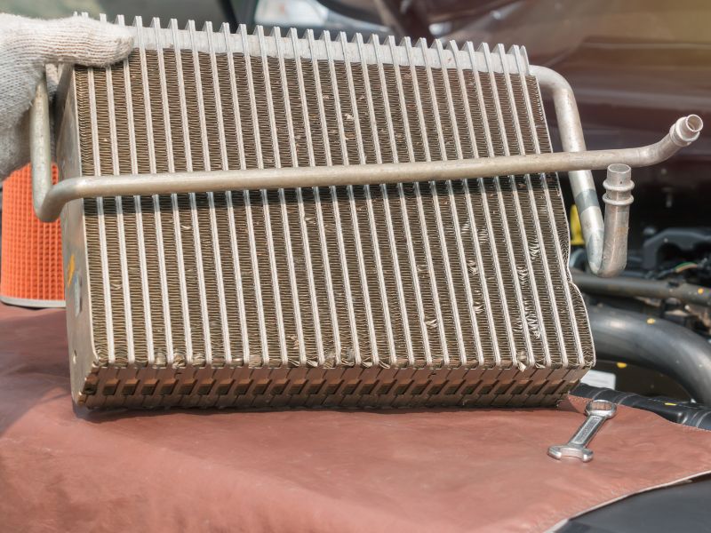 Nguyên nhân máy lạnh xe hơi thổi ra hơi nóng & cách xử lý triệt để 3 Tháo dàn nóng và vệ sinh sạch để điều hòa làm mát sâu hơn