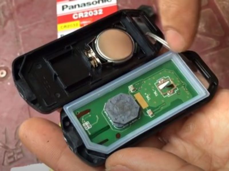 Chìa khóa ô tô bị ngâm nước: Cách xử lý và chi phí sửa mới nhất 2 Tháo pin và mở vỏ chìa khoá xe ô tô