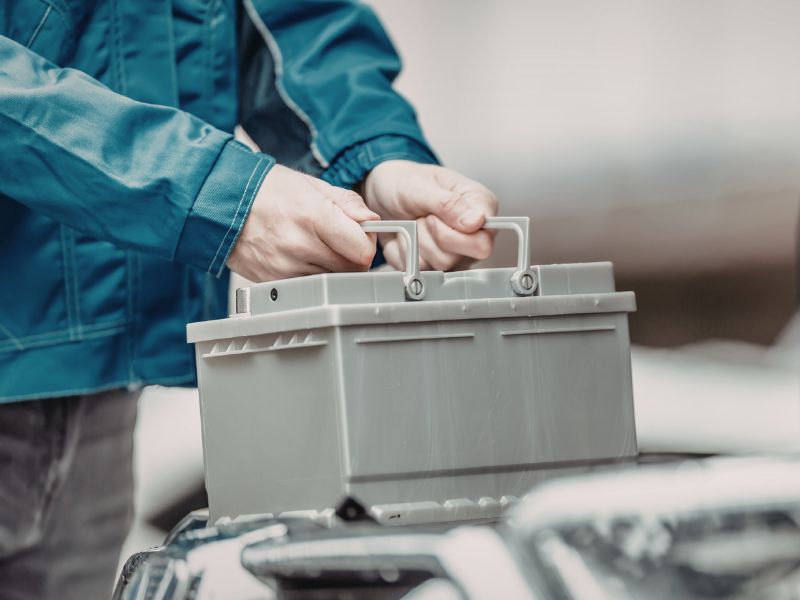 Nguyên nhân khiến ô tô đề dai, khó nổ và cách khắc phục dứt điểm 6 Thay ắc quy mới khi đạt mốc cần thay