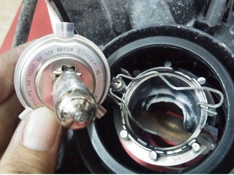 Đèn cos ô tô không sáng: Nguyên nhân, cách khắc phục & chi phí 3 Thay bóng đèn cos