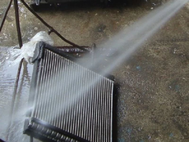 Vệ sinh dàn nóng để loại bỏ hết cặn bẩn