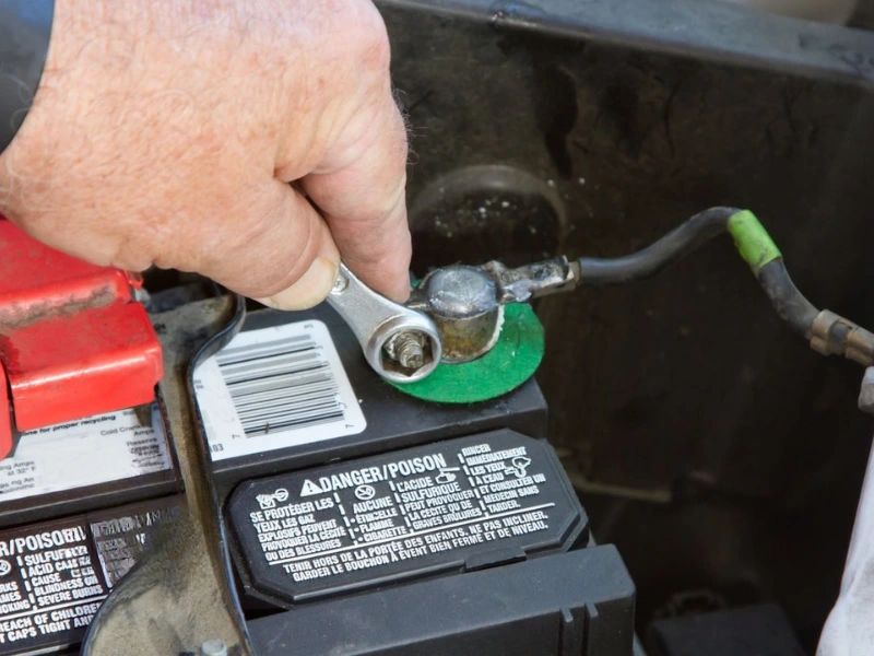 Nguyên nhân điện ô tô chập chờn, cách kiểm tra và xử lý 4 Vệ sinh, siết chặt cọc bình ắc quy