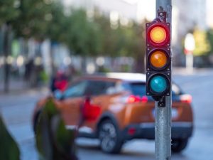 xe ô tô bị tắt máy khi dừng đèn đỏ